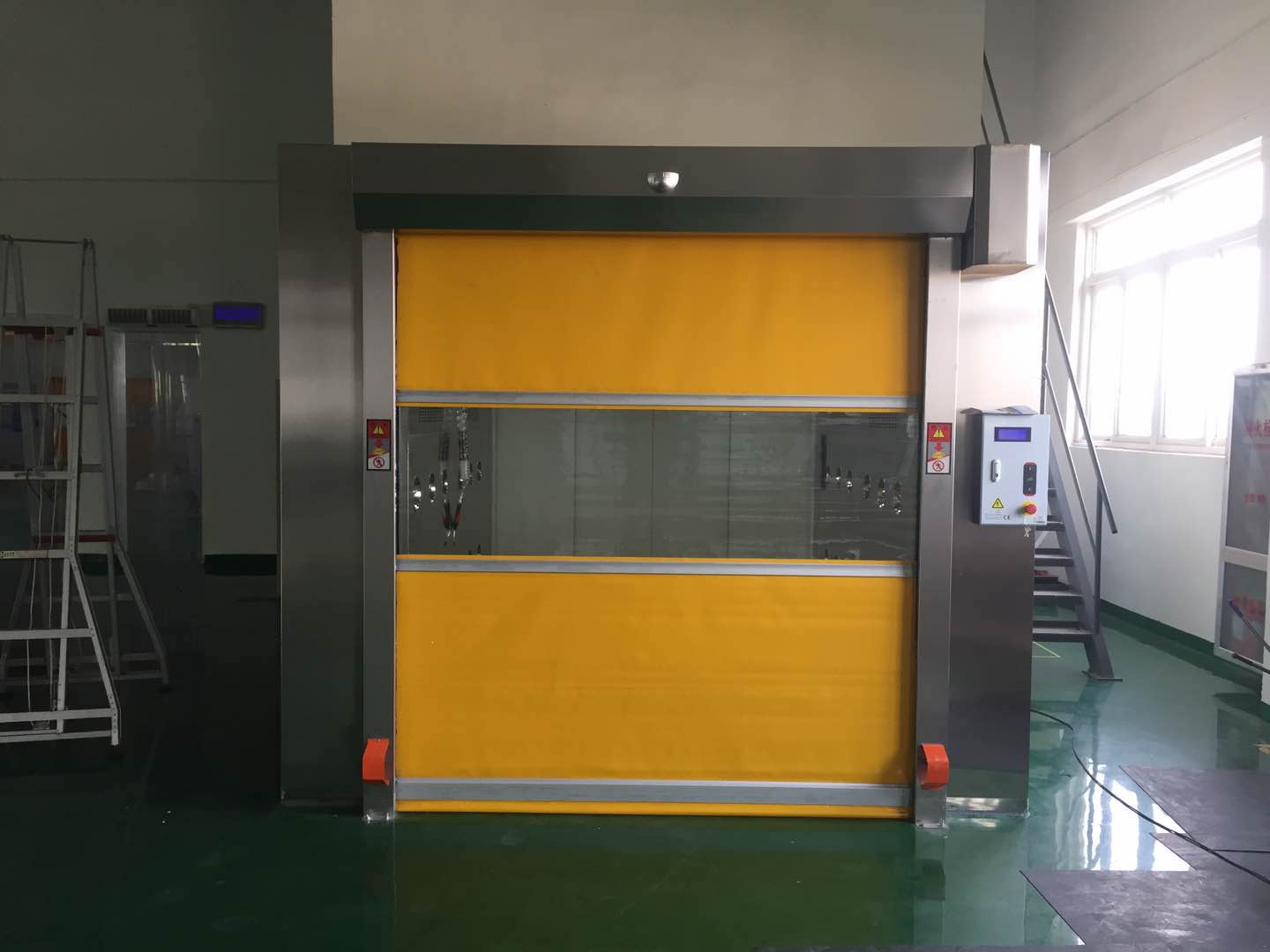 新能源車(chē)間PVC快速卷簾門(mén)